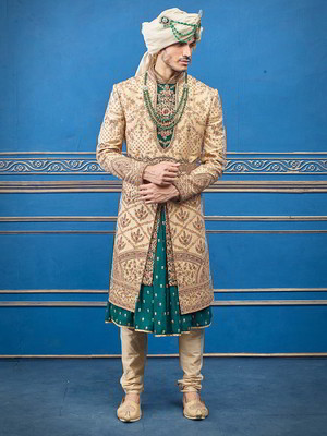 Бежевый и зелёный индийский свадебный мужской костюм из шёлка-сырца