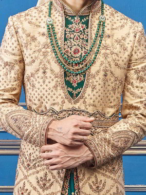 Бежевый и зелёный индийский свадебный мужской костюм из шёлка-сырца
