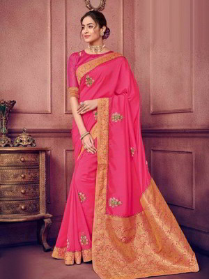 Пурпурное индийское сари из шёлка, украшенное вышивкой с бусинками, стразами