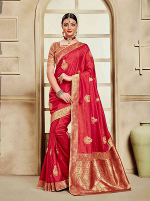 Красное шёлковое индийское сари, украшенное вышивкой с стразами