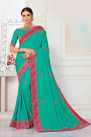 Зелёное индийское сари из шёлка, украшенное вышивкой с стразами