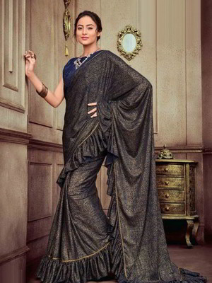 Лиловое и золотое индийское сари, украшенное вышивкой со стразами, стразами