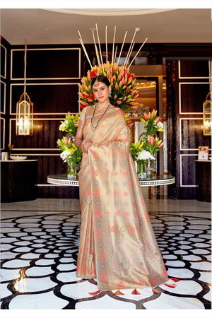 Кремовое шёлковое индийское сари