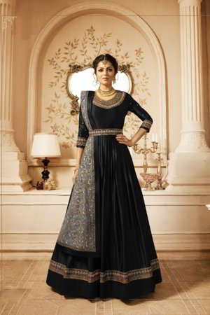 Чёрное длинное платье / анаркали / костюм из атласа и фатина, украшенное вышивкой