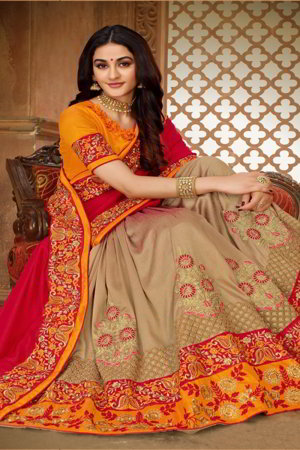 Бежевое и красное шёлковое индийское сари, украшенное вышивкой
