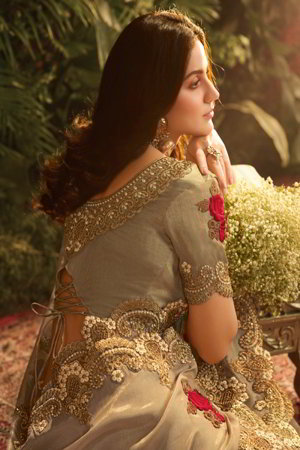Бежево-коричневое нарядное индийское сари, украшенное вышивкой с люрексом