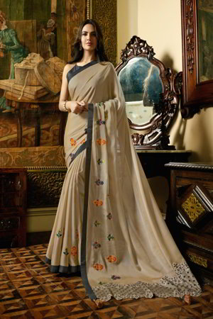 Бежевое индийское сари, украшенное вышивкой