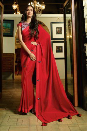 Красное индийское сари, украшенное вышивкой