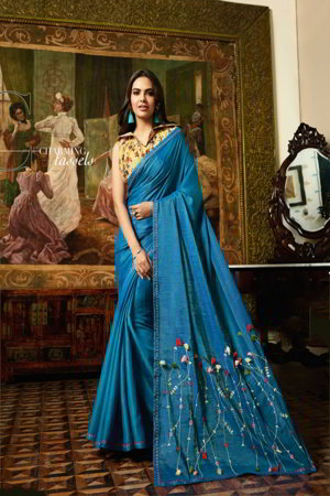 Синее индийское сари, украшенное вышивкой