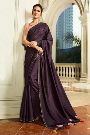 Фиолетовое индийское сари, украшенное вышивкой