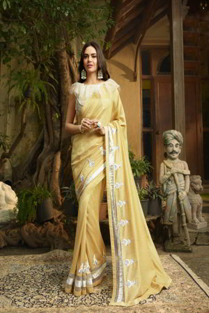 Светло-жёлтое индийское сари, украшенное вышивкой