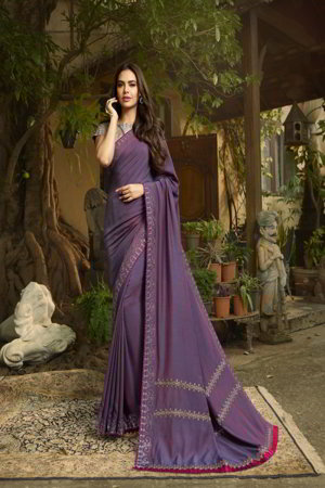 Фиолетовое индийское сари, украшенное вышивкой