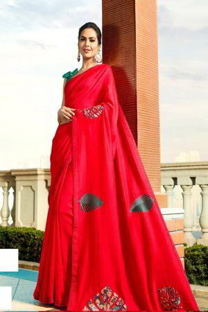 Красное индийское сари, украшенное вышивкой