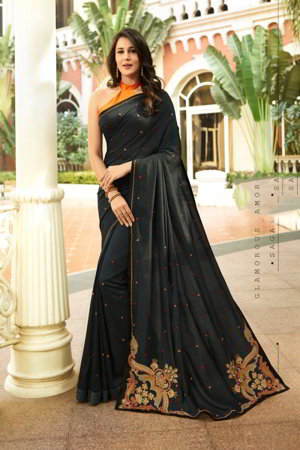 Чёрное индийское сари, украшенное вышивкой