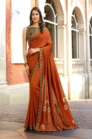 Оранжевое индийское сари, украшенное вышивкой