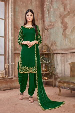 Зелёный женский индийский костюм, украшенный вышивкой