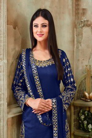 Синий женский индийский костюм, украшенный вышивкой