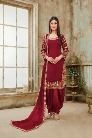 Бордовый женский индийский костюм, украшенный вышивкой