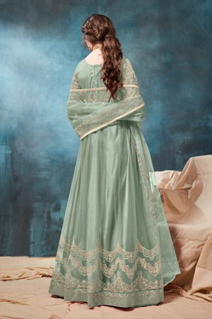 Длинное платье / анаркали / костюм из фатина, украшенное вышивкой
