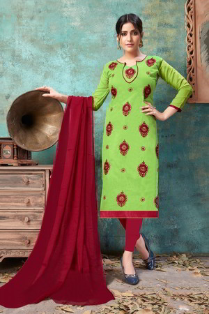 Цвета зелёного попугая шифоновое и хлопковое платье / костюм, украшенное вышивкой