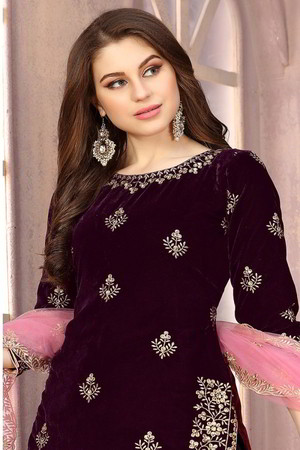Фиолетовое платье / костюм из бархата и фатина, украшенное вышивкой