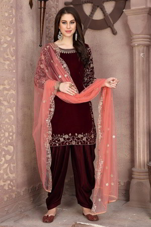 Бордовый индийский сальвар камиз из бархата, украшенный вышивкой