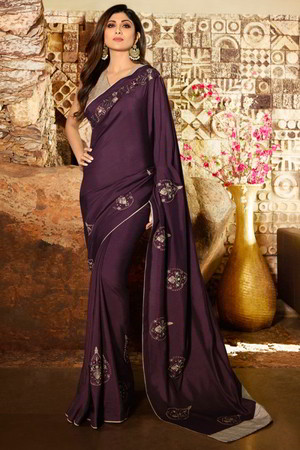 Фиолетовое индийское сари, украшенное вышивкой с кружевами