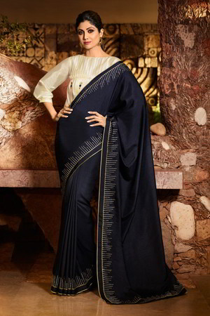 Чёрное индийское сари, украшенное вышивкой с кружевами