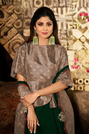Зелёное индийское сари, украшенное вышивкой с кружевами