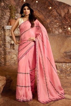 Розовое индийское сари, украшенное вышивкой с кружевами