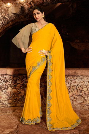 Жёлтое индийское сари, украшенное вышивкой с кружевами