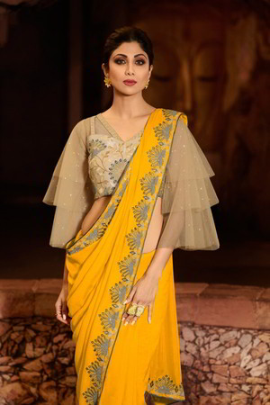 Жёлтое индийское сари, украшенное вышивкой с кружевами