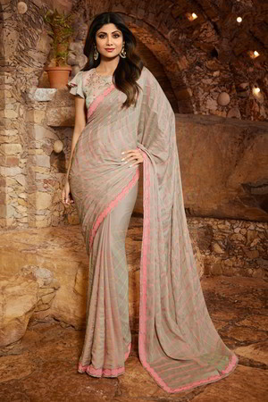 Светло-серое индийское сари, украшенное вышивкой с кружевами