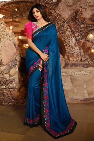 Синее индийское сари, украшенное вышивкой с кружевами