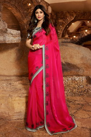 Розовое индийское сари, украшенное вышивкой с кружевами