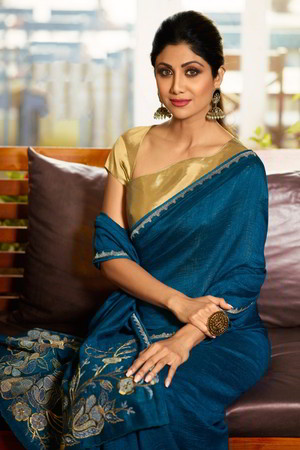 Синее индийское сари, украшенное вышивкой с кружевами