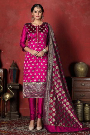 Розовое и цвета фуксии шёлковое и жаккардовое платье / костюм, украшенное вышивкой