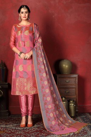Розовое шёлковое и жаккардовое платье / костюм, украшенное вышивкой