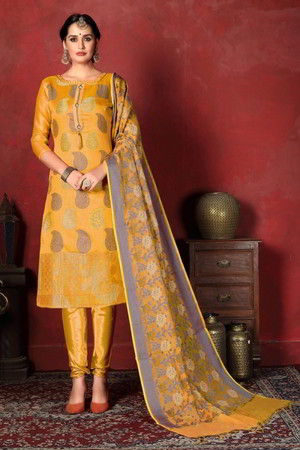 Жёлтое шёлковое и жаккардовое платье / костюм, украшенное вышивкой
