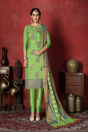 Зелёное платье / костюм из шёлка и жаккардовой ткани, украшенное вышивкой