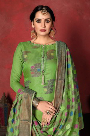 Зелёное платье / костюм из шёлка и жаккардовой ткани, украшенное вышивкой