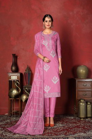 Розовое хлопковое и шёлковое платье / костюм, украшенное вышивкой