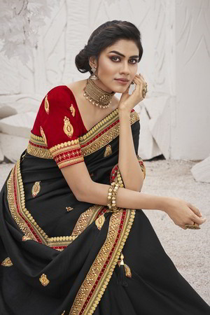 Чёрное индийское сари из креп-жоржета и атласа, украшенное вышивкой