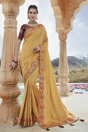 Жёлтое индийское сари из креп-жоржета и атласа, украшенное вышивкой