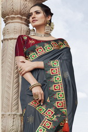 Серое индийское сари из креп-жоржета и атласа, украшенное вышивкой