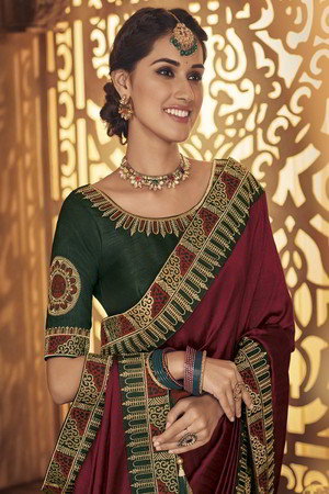 Бордовое индийское сари из креп-жоржета и атласа, украшенное вышивкой
