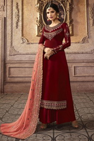 Красное платье / костюм из креп-жоржета, украшенное вышивкой