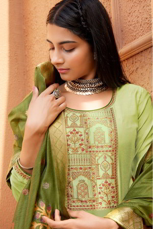 Фисташковое индийское платье / костюм, с рукавами три четверти, украшенное вышивкой