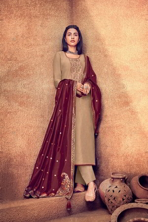 Песочное индийское платье / костюм, с длинными рукавами, украшенное вышивкой