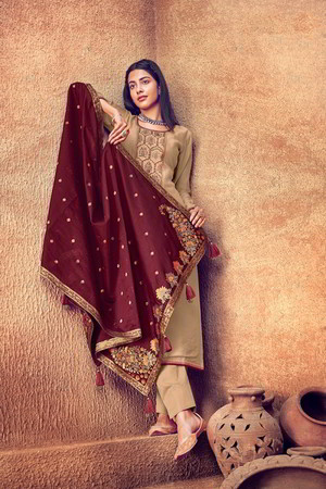 Песочное индийское платье / костюм, с длинными рукавами, украшенное вышивкой
